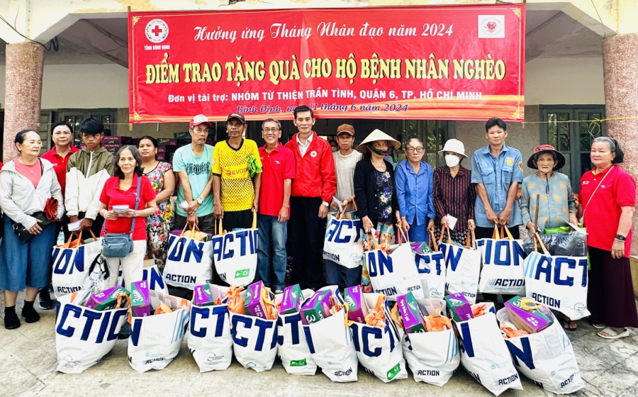 Tặng quà bà con làng phong Quy Hòa
