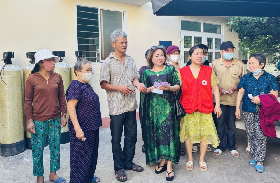 1 cá nhân tặng tiền cho bệnh nhân chạy thận