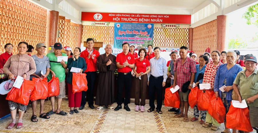 Tặng quà cho người dân Làng phong Quy Hòa