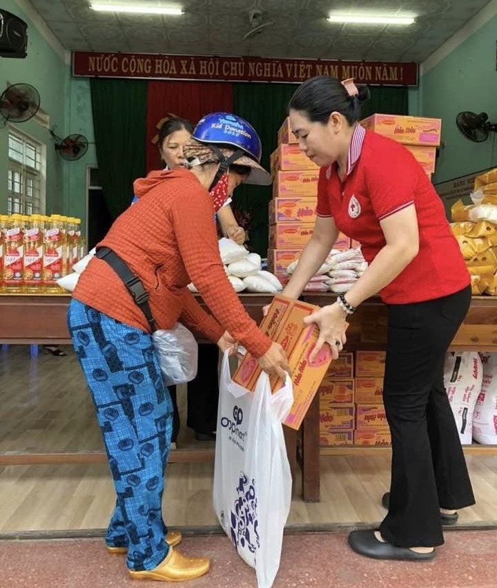 Hội CTĐ Phường Lê Hồng Phong tặng quà cho người dân ở khu phố 5