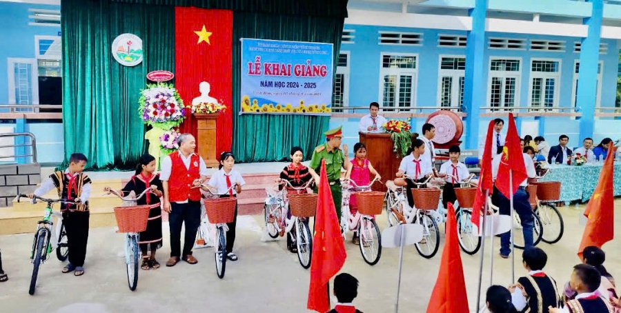 Công ty Cổ phần  Phân Bón và Hóa Chất Dầu Khí Miên Trung trao tặng 34 chiếc xe đạp cho học sinh