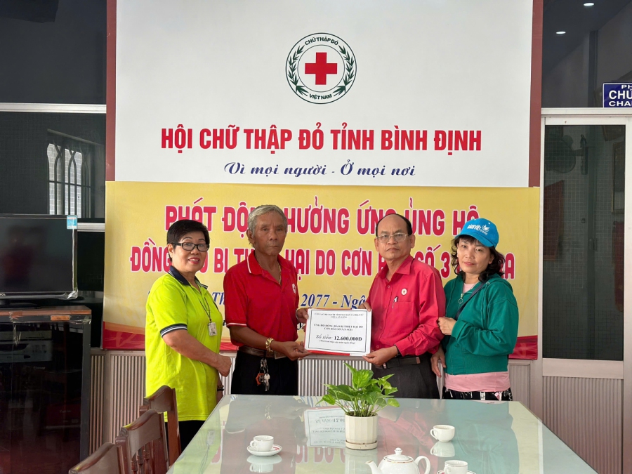 Câu lạc bộ Người tình nguyện và Phật tử chùa An Long ủng hộ giúp người dân miền Bắc bị ảnh hưởng cơn bão số 3