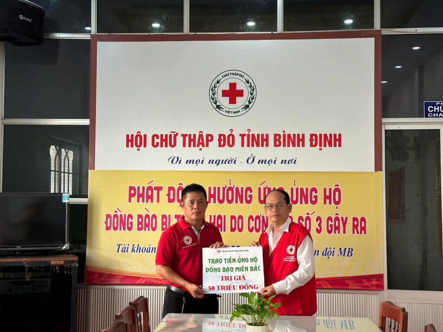 Hội Chữ thập đỏ  thành phố Quy Nhơn ủng hộ giúp người dân miền Bắc bị ảnh hưởng cơn bão số 3 số tiền 50 triệu đồng