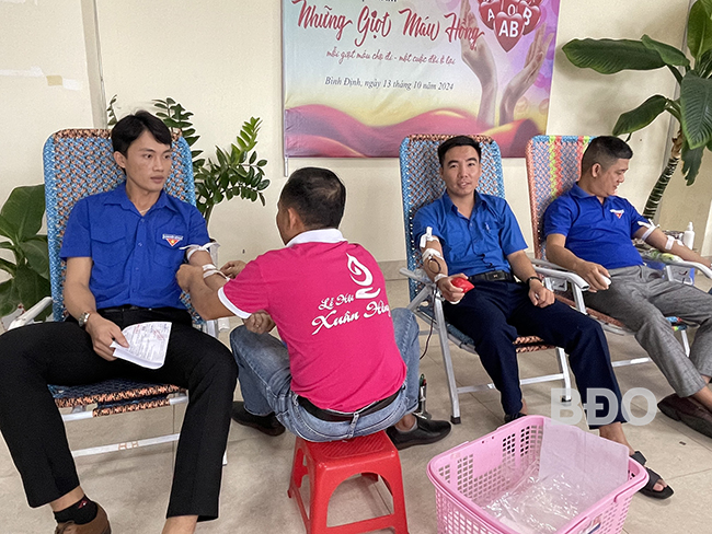 Thị xã An Nhơn, Bưu điện tỉnh và Trường CĐ Cơ điện - Xây dựng và Nông lâm Trung bộ hiến máu tình nguyện