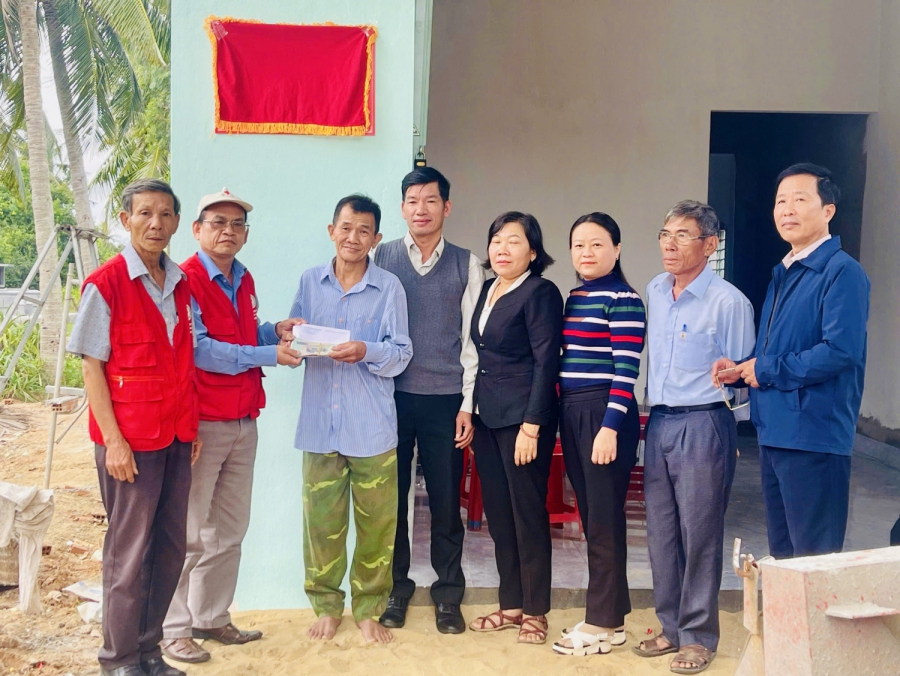 Bàn giao nhà Chữ thập đỏ cho hộ dân khó khăn ở huyện Phù Mỹ