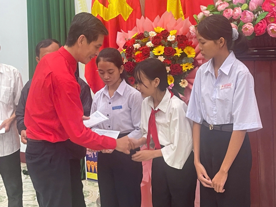 Trao học bổng cho 187 em học sinh, sinh viên nghèo học giỏi