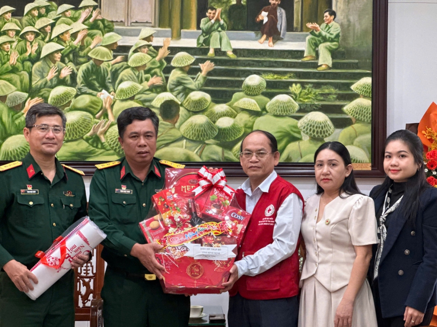 Thăm, chúc mừng nhân kỷ niệm 80 năm Ngày thành lập Quân đội nhân dân Việt Nam
