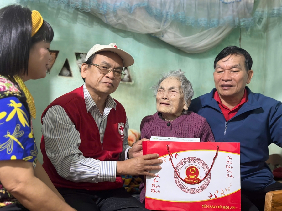 Trao tiền phụng dưỡng Mẹ VNAH và trao quà tết cho 300 hộ cận nghèo ở Hoài Nhơn