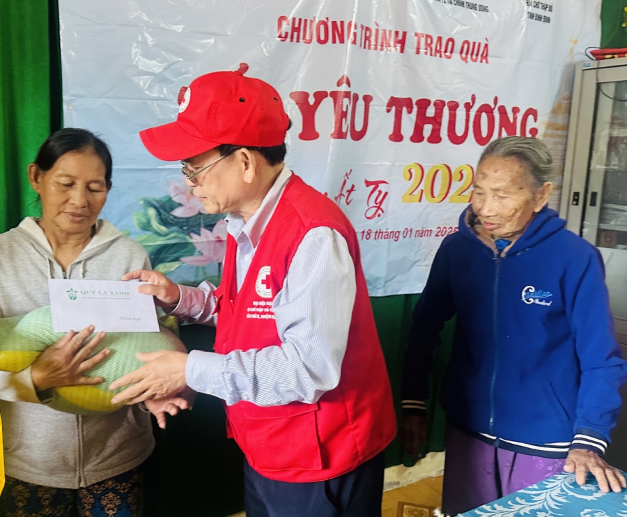 Hội chữ thập đỏ tỉnh trao quà Tết cho người dân Hoài Nhơn