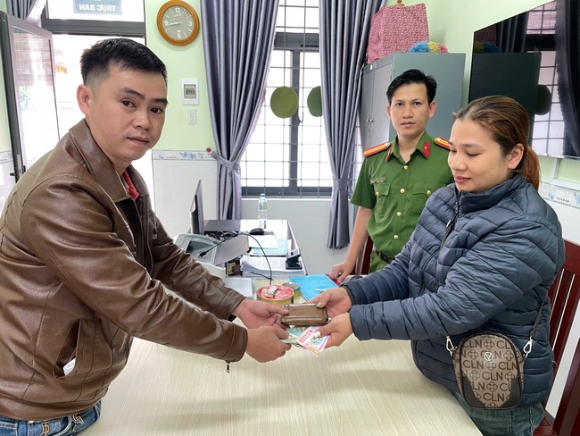 Nhặt được tài sản, trả lại người đánh rơi