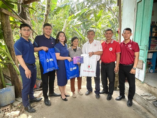 Chương trình “Nhịp cầu nhân ái”  VTV1 - Đài THVN trao 6 suất quà cho người dân trên địa bàn tỉnh