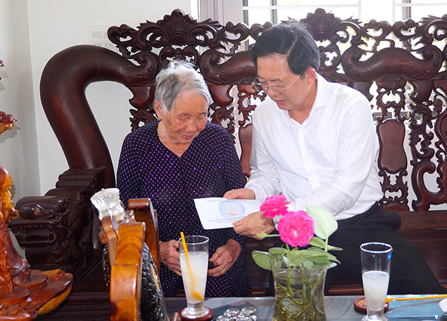 Bí thư Tỉnh ủy thăm, tặng quà gia đình chính sách tại huyện Phù Cát