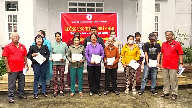 CLB Người tình nguyện Vĩnh Thạnh tặng quà cho bệnh nhân tâm thần