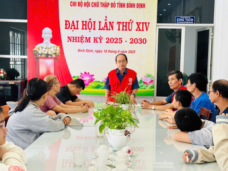 Trao tặng quà cho trẻ khuyết tật Quy Nhơn