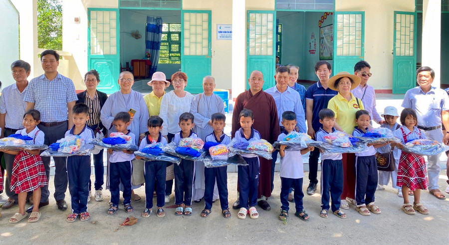 Câu lạc bộ Tủ sách yêu thương tặng quà cho học sinh dân tộc thiểu số