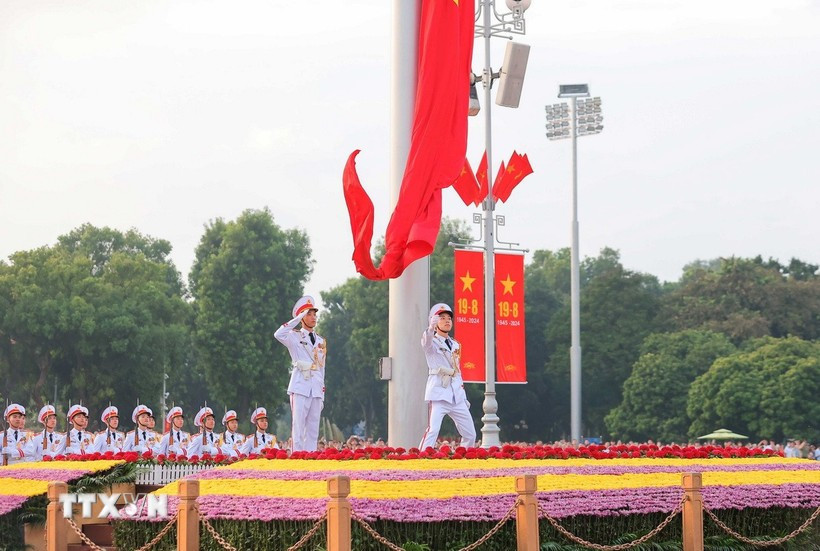 Hàng nghìn người dân tham dự Lễ Thượng cờ tại Quảng trường Ba Đình