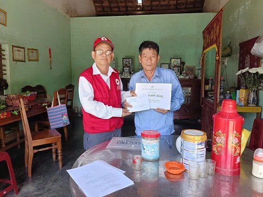 Trao tiền hỗ trợ cho 2 đối tượng khó khăn ở phường Bồng Sơn và Hoài Nhơn