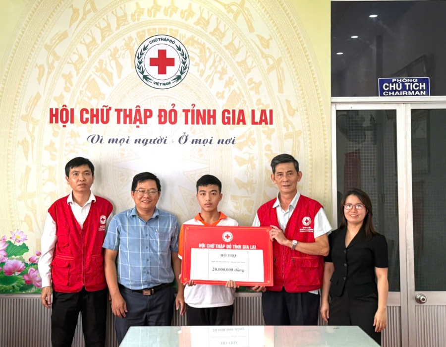 Trao tặng 23 triệu đồng do Quỹ Thiện Tâm hỗ trợ cho sinh viên được tiếp tục đến trường