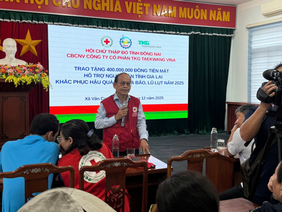 Hội Chữ thập đỏ tỉnh Gia Lai phối hợp trao quà hỗ trợ người dân bị ảnh hưởng bởi mưa bão ở xã Vân Canh