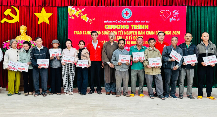 Gia Lai: Trao hơn 1.600 suất quà “Tết Nhân ái” cho hộ nghèo và người dân bị thiệt hại do bão lũ