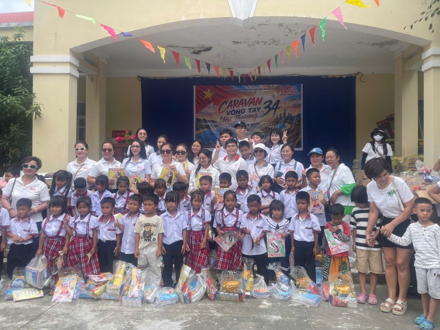 Hội Caravan Families Cub - TP Hồ Chí Minh trao tặng quà cho Trường TH Canh Hòa