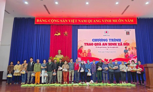 Trao 100 phần quà cho hộ nghèo, cận nghèo, khó khăn tại phường Pleiku