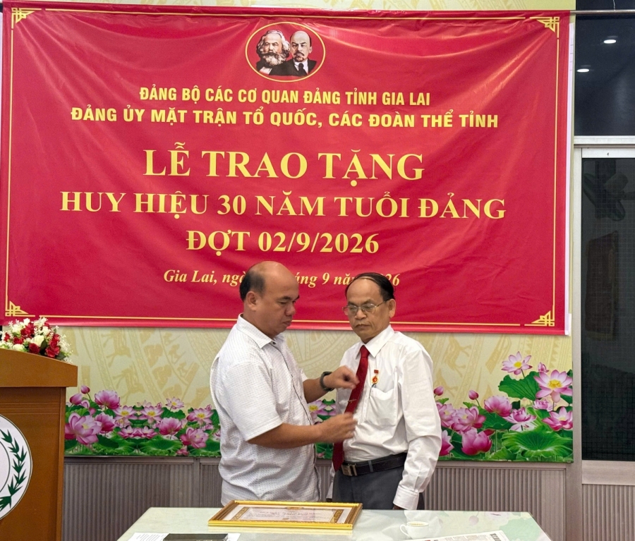 Trao tặng Huy hiệu 30 năm tuổi Đảng cho đảng viên đương chức