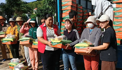 Chương trình tặng quà "Kết nối yêu thương" ở xã Chư A Thai