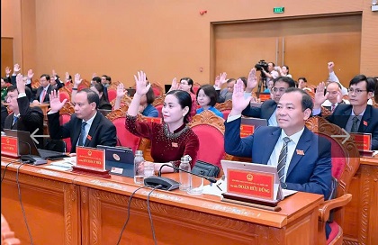 Các đại biểu HĐND tỉnh biểu quyết thông qua các nghị quyết tại kỳ họp. Ảnh: Đức Thụy