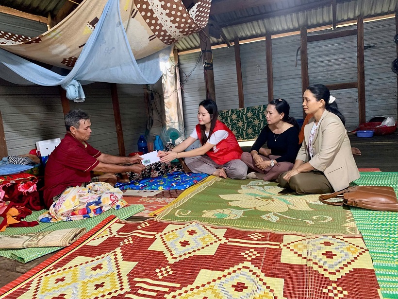HỘI CTĐ XÃ IA HIAO: 4,8 TRIỆU ĐỒNG – GỬI TRAO YÊU THƯƠNG, TIẾP SỨC NGƯỜI BỆNH