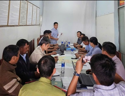 Ông Trần Mạnh Hùng - PGĐ Ban Quản lý Dự án RECAF tại Gia Lai làm việc với UBND xã Kon Chiêng để phối hợp triển khai dự án