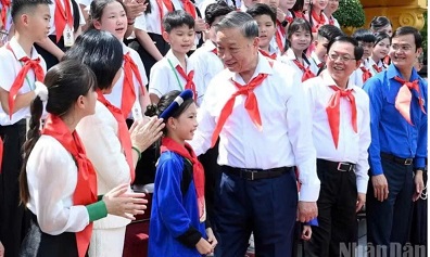 Tổng Bí thư, Chủ tịch nước Tô Lâm gặp mặt đội viên, thiếu niên tiêu biểu toàn quốc. Ảnh: Báo Nhân Dân