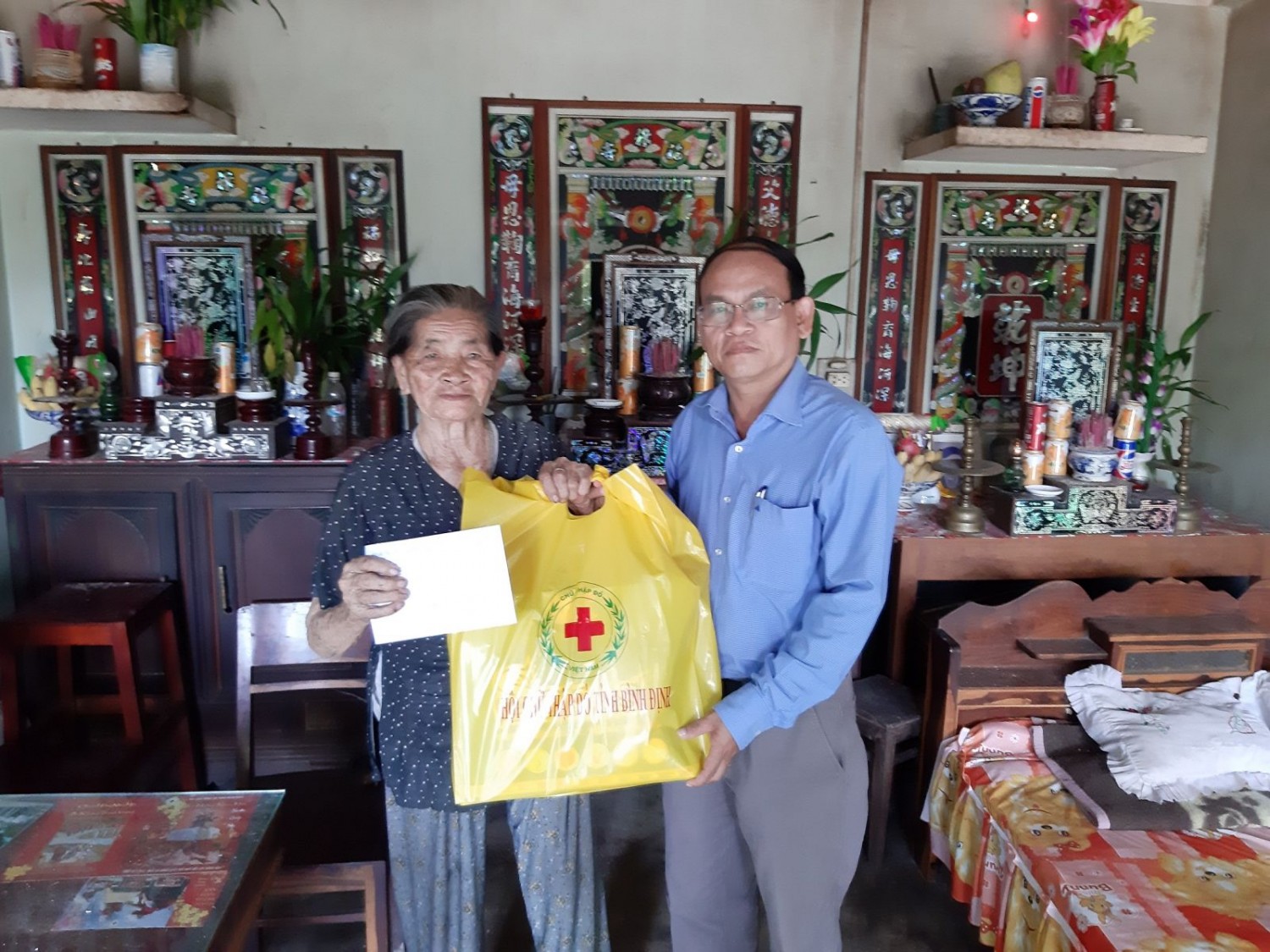 Thăm, tặng quà Mẹ Việt Nam anh hùng Nguyễn Thị Thê