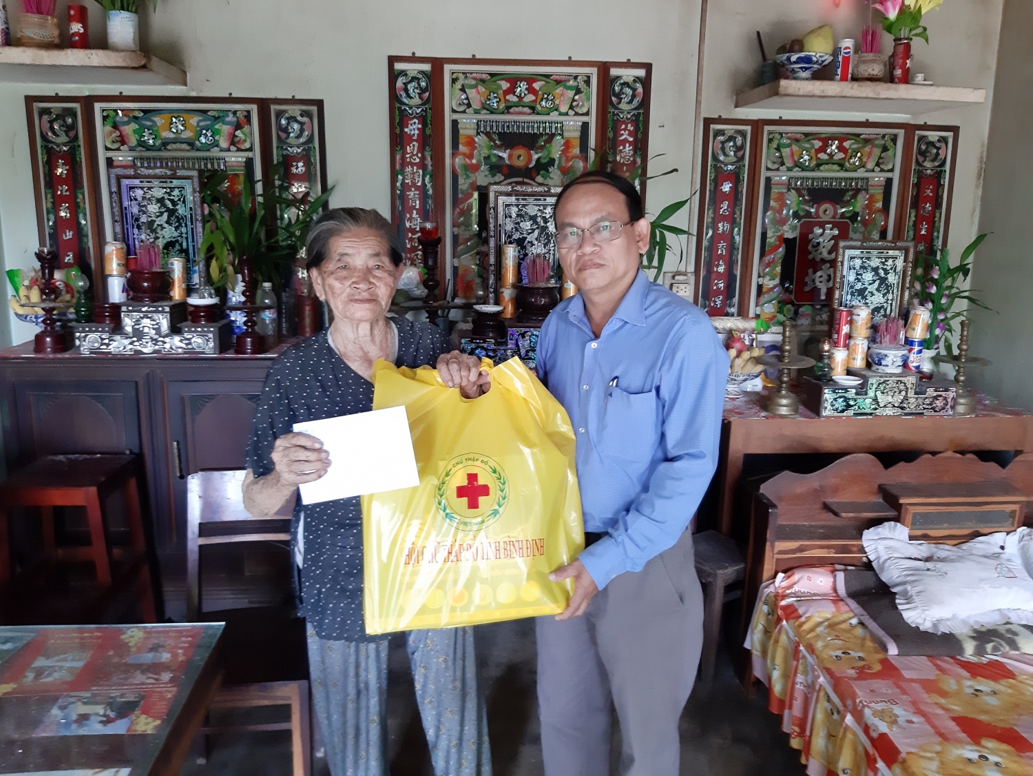 Ông Hà Văn Cát - Chủ tịch Hội CTĐ tỉnh trao quà cho Mẹ VNAH Nguyễn Thị Thê, xã Cát Hanh, huyện Phù Cát, do Hội phụng dưỡng