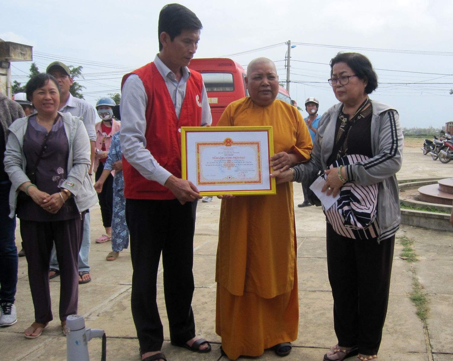 Ông Lê Phong - PCT Hội CTĐ tỉnh trao tặng Bằng tri ân cho đại diện Tịnh xá Ngọc Trung