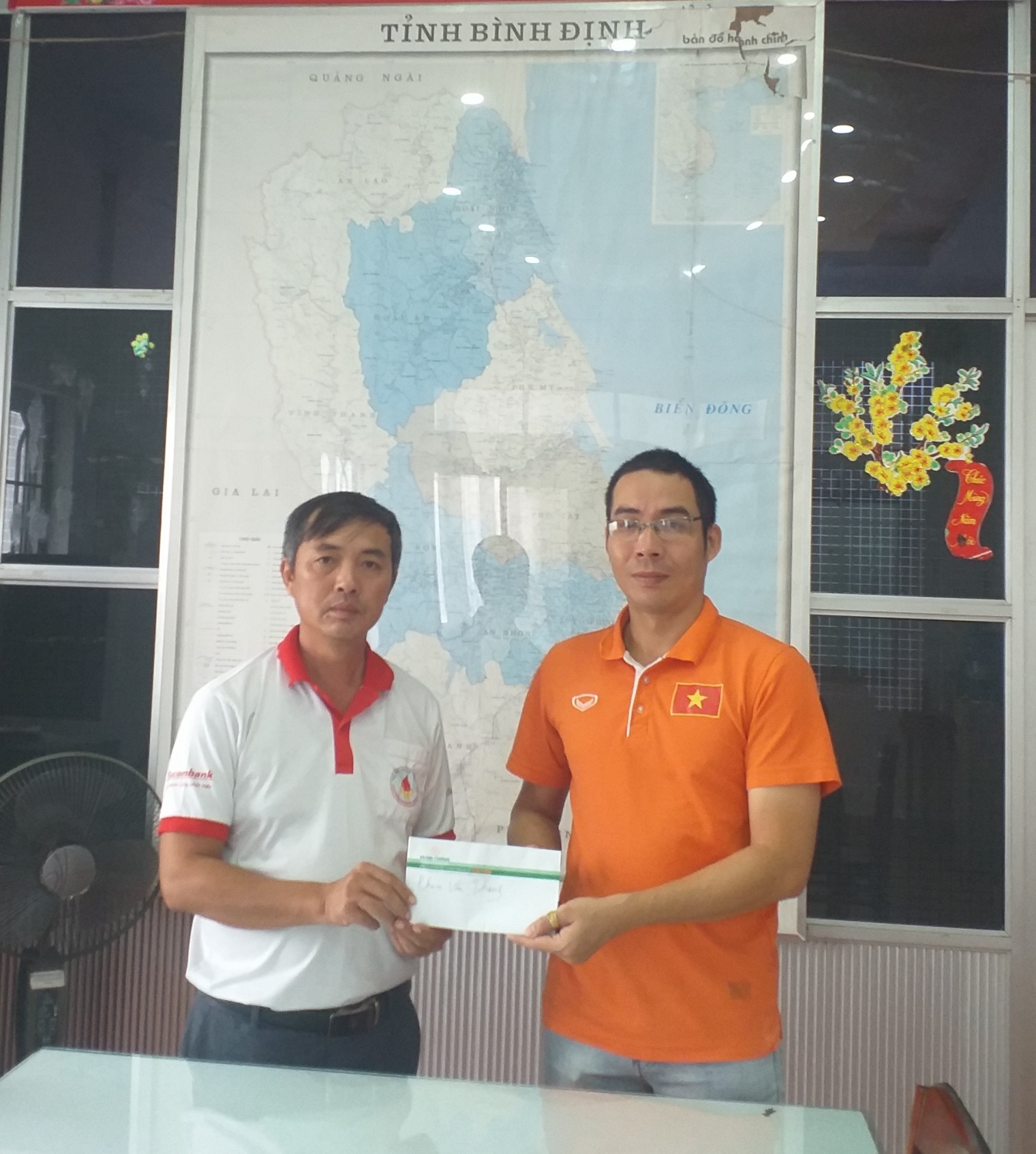 Ông Lê Vũ Cường - Đại diện Hội Cựu cầu thủ Bình Định chuyển số tiền 32,1 triệu đồng cho ông Phan Minh Tùng - PCT Hội CTĐ tỉnh để kịp thời hỗ trợ cho các gia đình bị thiệt hại do bão số 5 vừa qua
