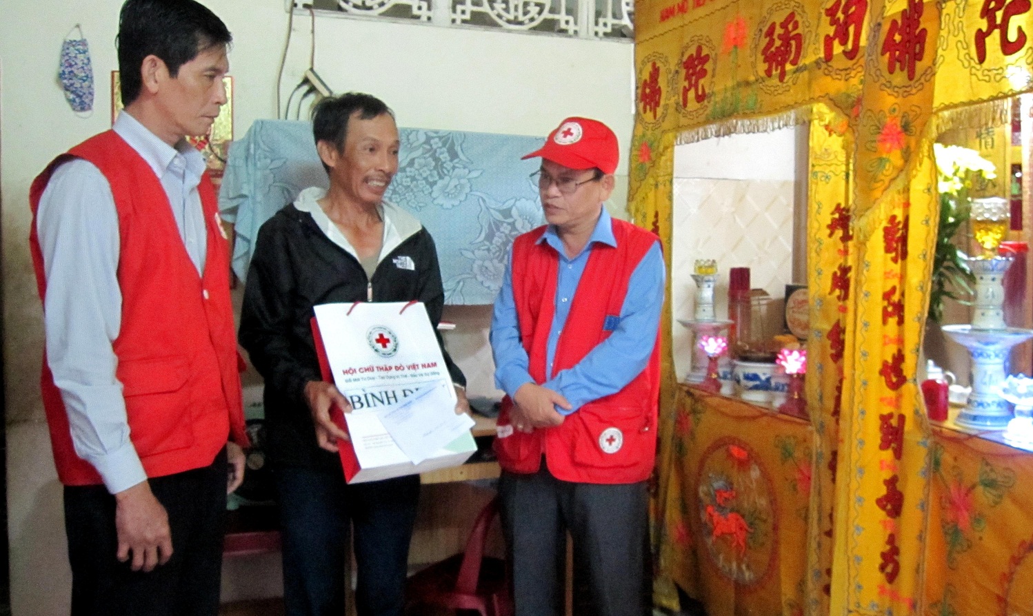 Hội CTĐ tinht thăm hỏi trao tặng quà cho gia đình nạn nhân Trương Thị Xuân, phường Lê Hồng Phong, TP Quy Nhơn