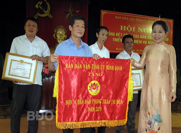 Đồng chí Lê Kim Toàn, Phó Bí thư Thường trực Tỉnh ủy, thừa ủy quyền của Thủ tướng Chính phủ trao Bằng khen của Thủ tướng Chính phủ cho đồng chí Lê Minh Lực, Phó Trưởng phòng Dân tộc và Tôn giáo, Ban Dân vận Tỉnh ủy.