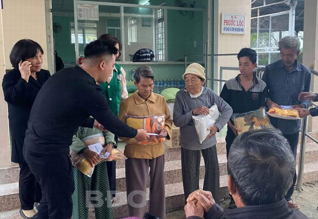 Trao tiền ủng hộ các trường hợp bệnh tật, khó khăn