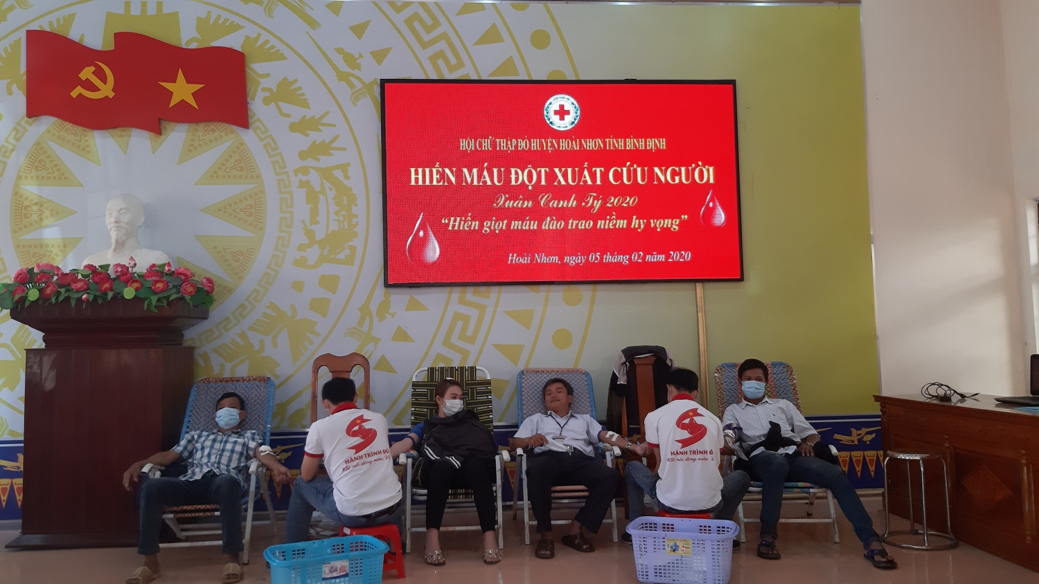 Cán bộ và nhân huyện Hoài Nhơn tham gia HMTN đột xuất