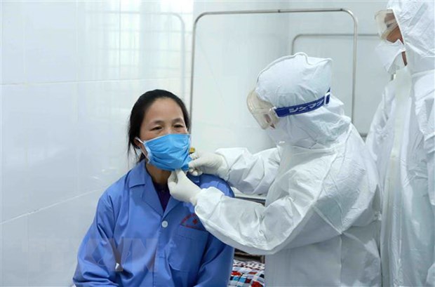 Bác sỹ Đội cơ động Bệnh viện Bạch Mai (Hà Nội) thăm khám cho bệnh nhân dương tính với virus corona chủng mới tại Trung tâm y tế huyện Bình Xuyên, Vĩnh Phúc.