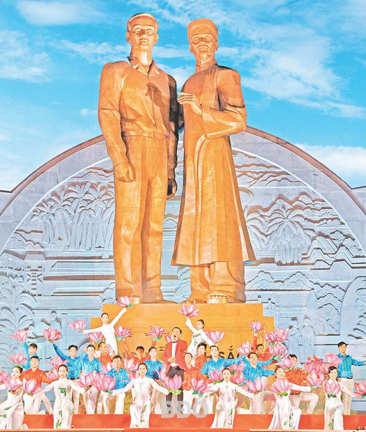 Tượng đài Nguyễn Sinh Sắc - Nguyễn Tất Thành ở TP Quy Nhơn.