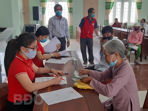 Hội CTĐ tỉnh giải ngân đợt cuối tiền hỗ trợ xây nhà cho người dân 3 xã của huyện Tuy Phước