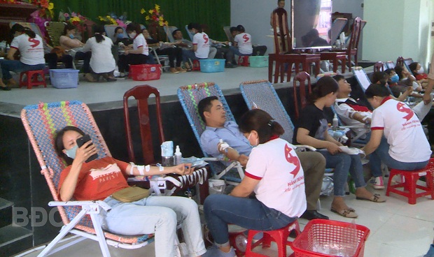 Đông đảo người dân huyện Tuy Phước tham gia hiến máu cứu người