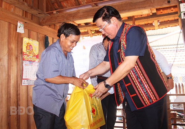 Đồng chí Nguyễn Thanh Tùng, Ủy viên Trung ương Đảng, Bí thư Tỉnh ủy, Chủ tịch HĐND tỉnh thăm và tặng quà gia đình ông Đinh Văn Đấu, hộ dân đầu tiên chuyển nhà về khu tái định cư hồ Đồng Mít.