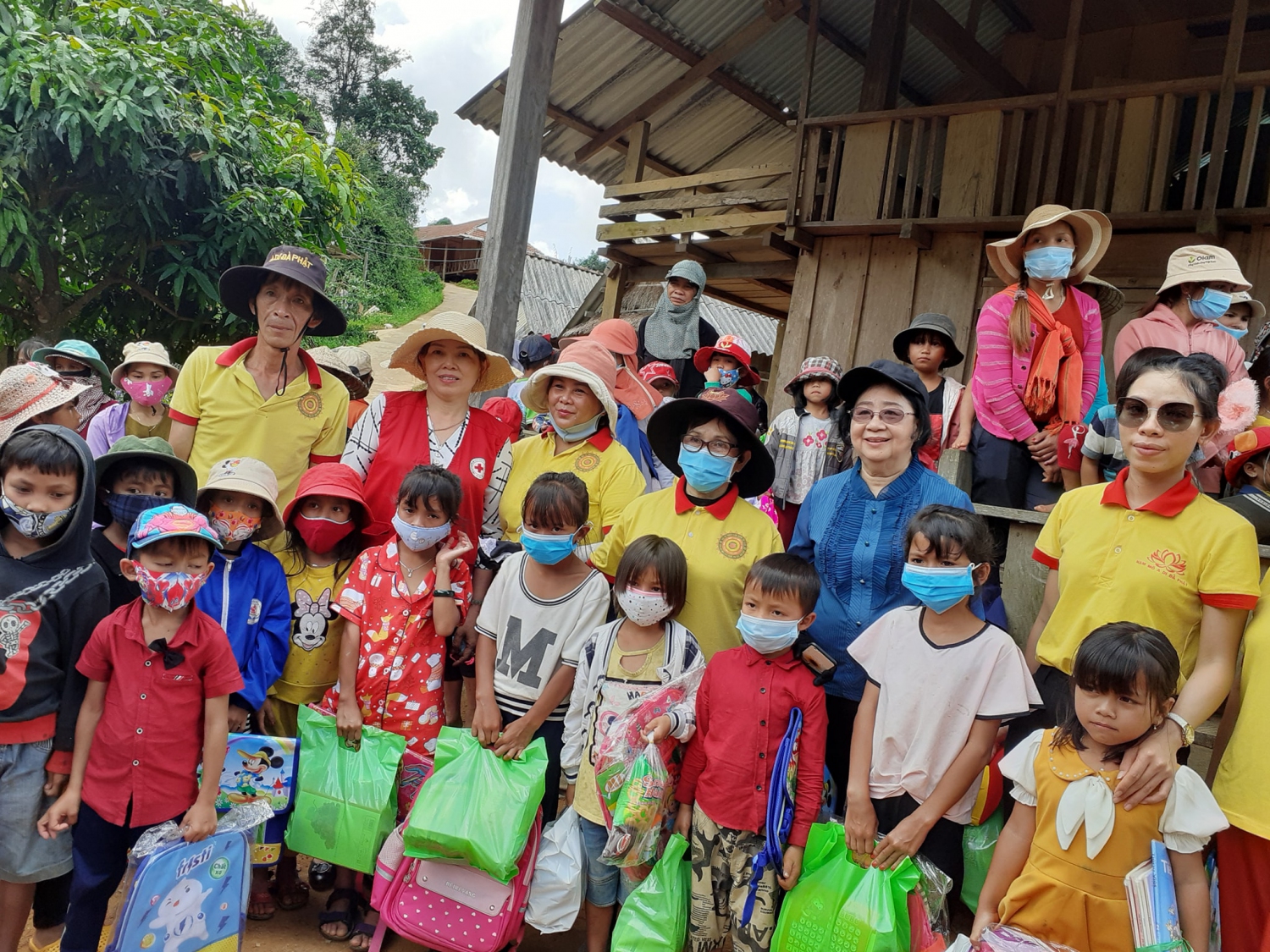 Tặng 250 phần quà cho học sinh nghèo tại xã An Toàn