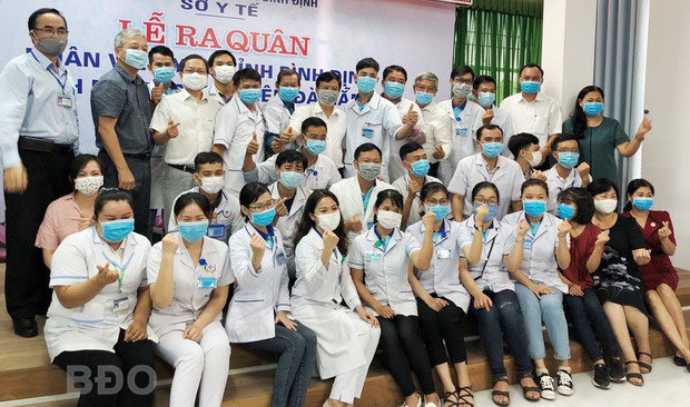 Đoàn nhân viên y tế tình nguyện tỉnh Bình Định chi viện cho TP Đà Nẵng cùng các đại biểu của tỉnh, sở, ngành, đơn vị bày tỏ quyết tâm chống dịch Covid-19 tại lễ tiễn đoàn lên đường sáng 6.8.