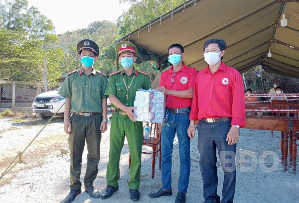 Tặng khẩu trang y tế cho lực lượng làm nhiệm vụ tại chốt kiểm tra phòng, chống dịch bệnh Covid-19 tại đèo Bình Đê.
