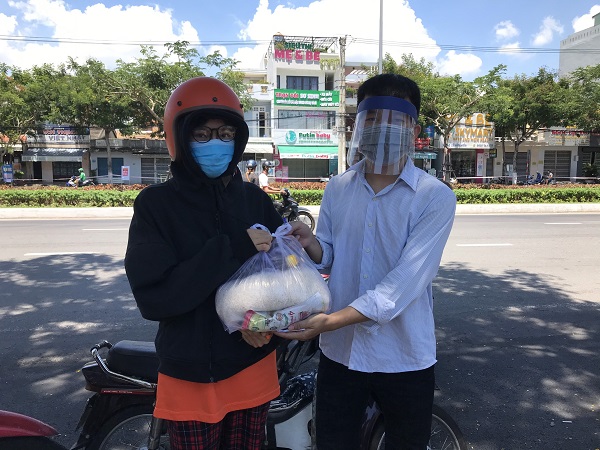 Trao quà cho một trường hợp khó khăn do dịch Covid-19 tại Đà Nẵng