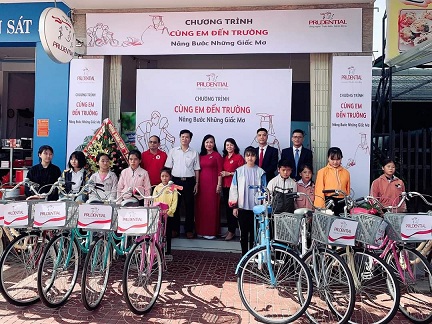 Trao xe đạp cho học sinh nghèo huyện Tây Sơn